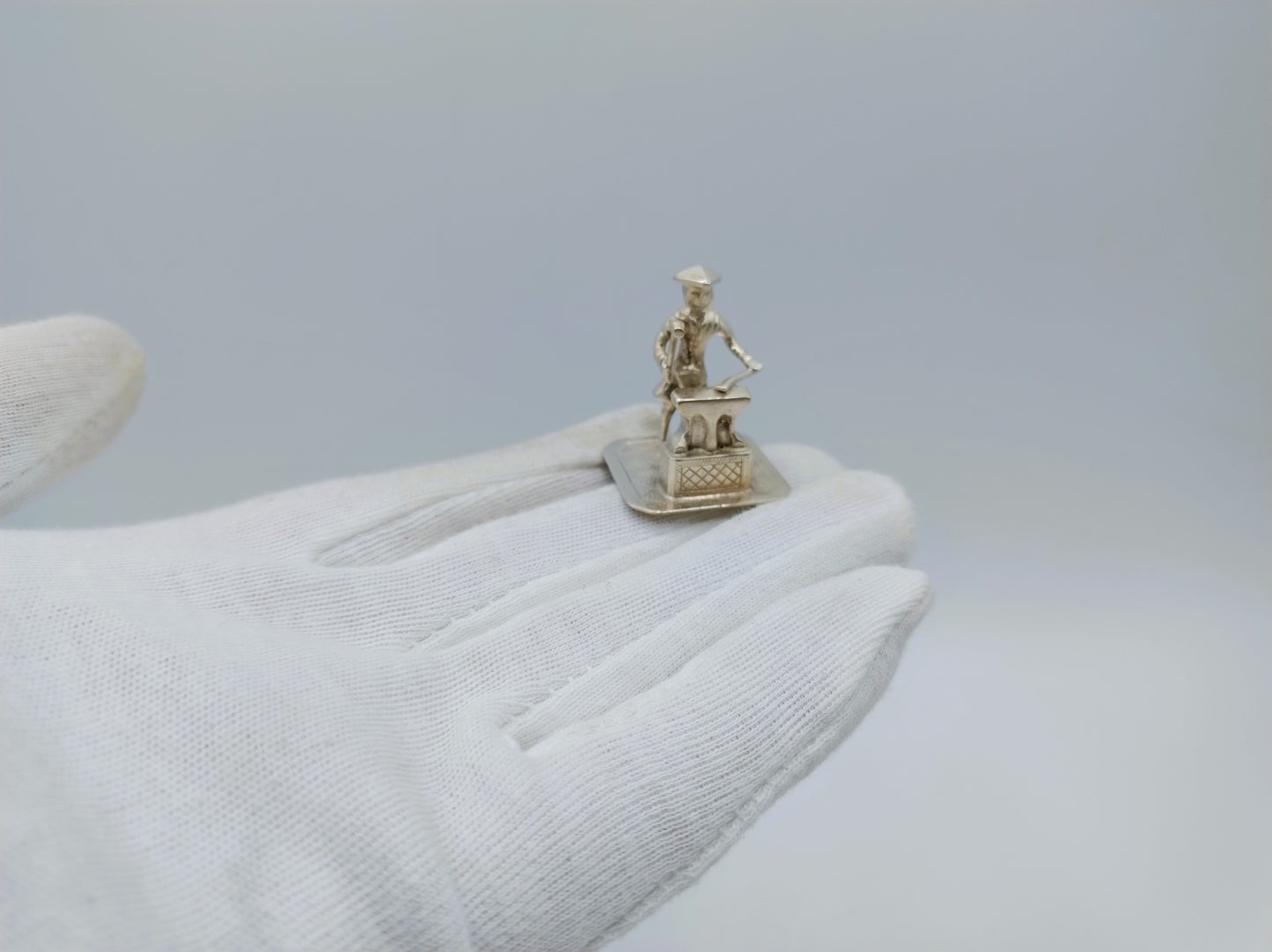 Zilveren miniatuur, smid, J. S. Zwanenburg, Sneek, 20e eeuws