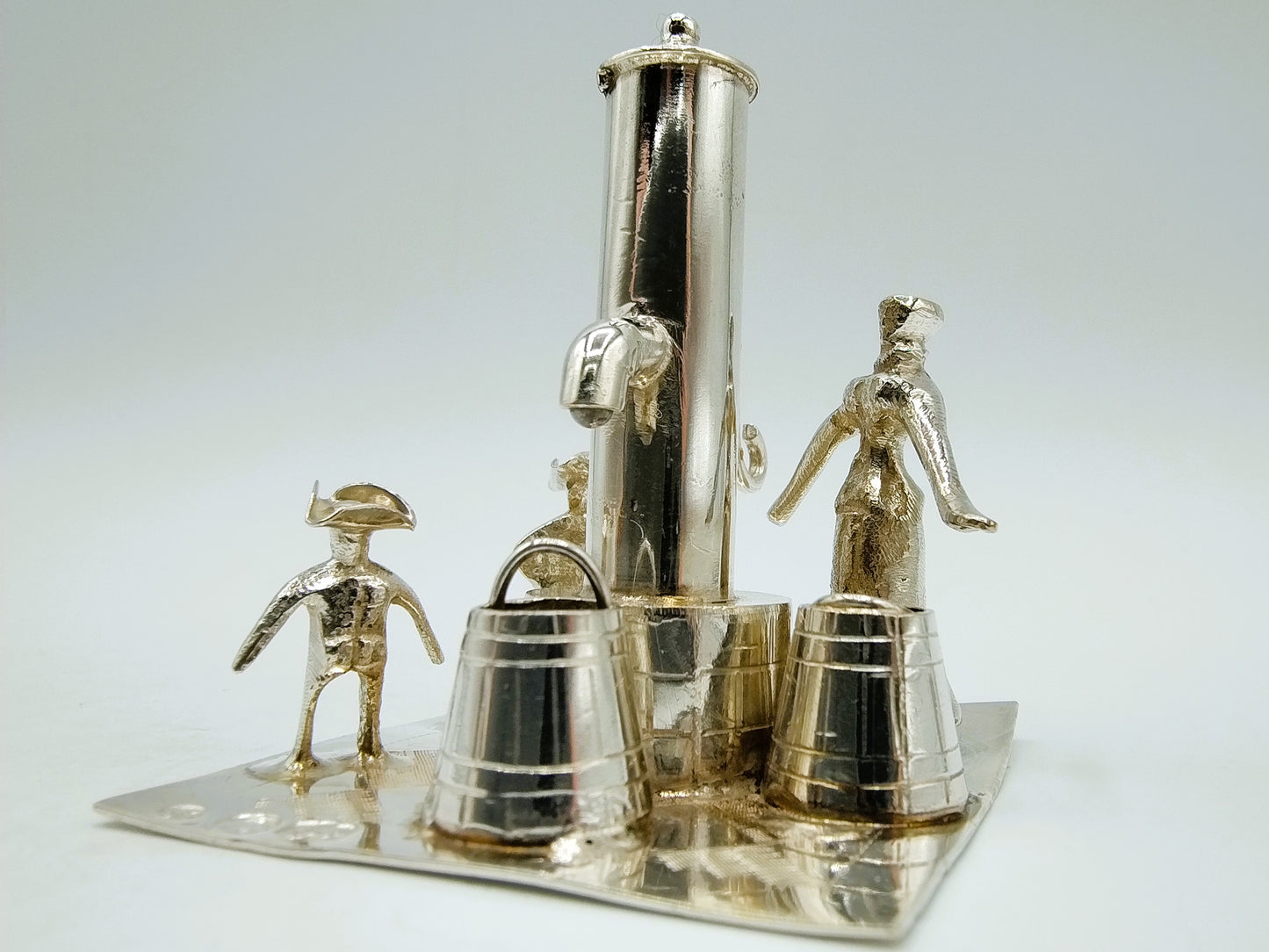 Zilveren miniatuur, waterpomp, J. Verhoogt, Hoorn, 1909