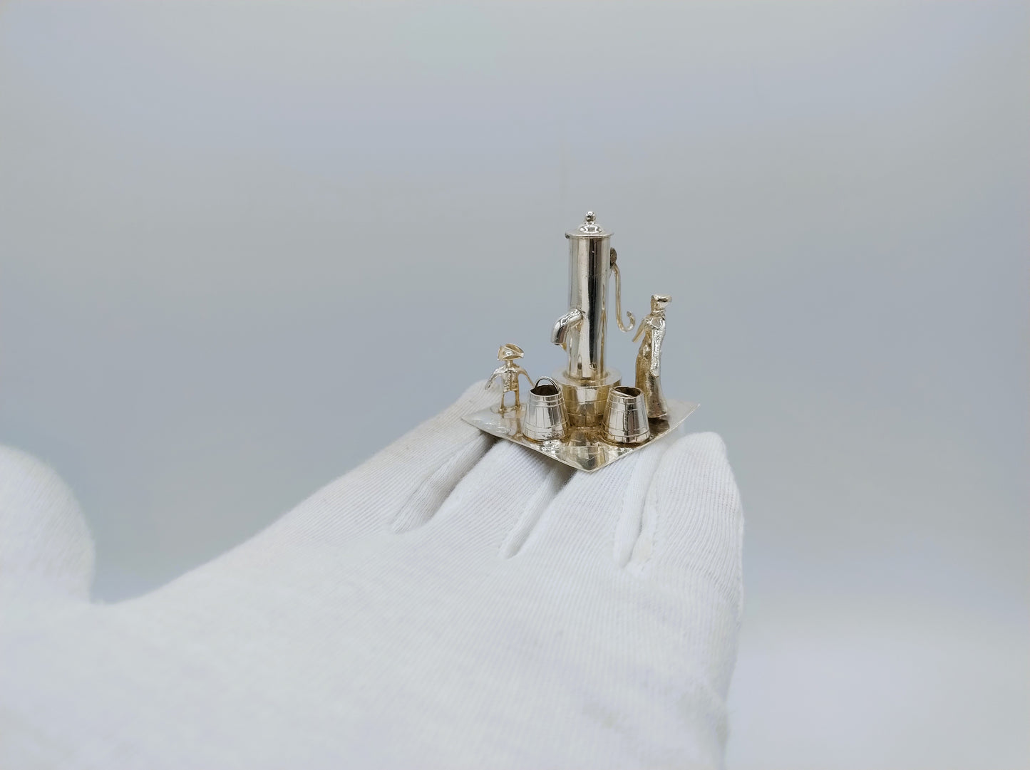 Zilveren miniatuur, waterpomp, J. Verhoogt, Hoorn, 1909
