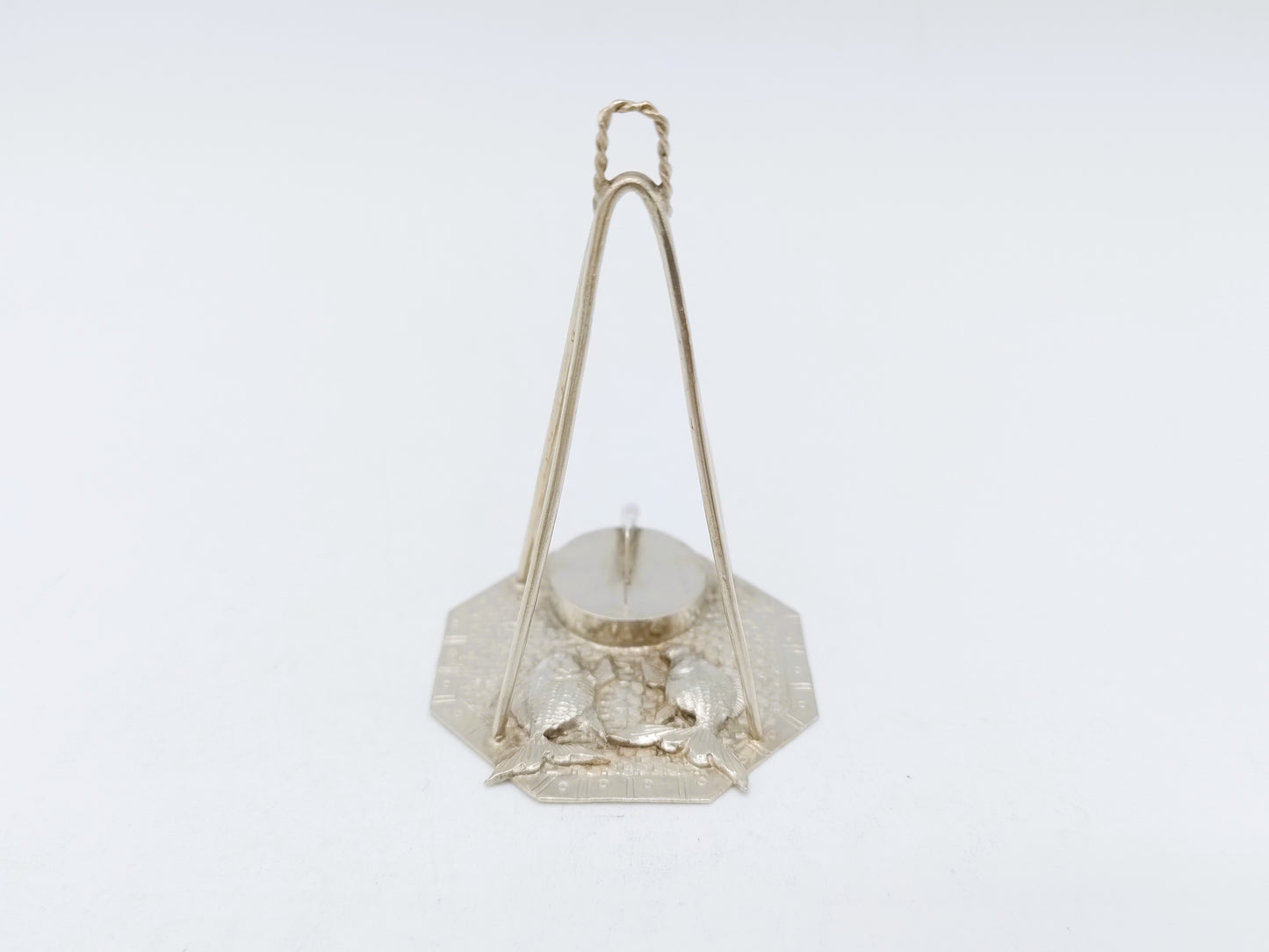 Zilveren miniatuur, werkplateau met hakblok en vissen, 19e eeuws