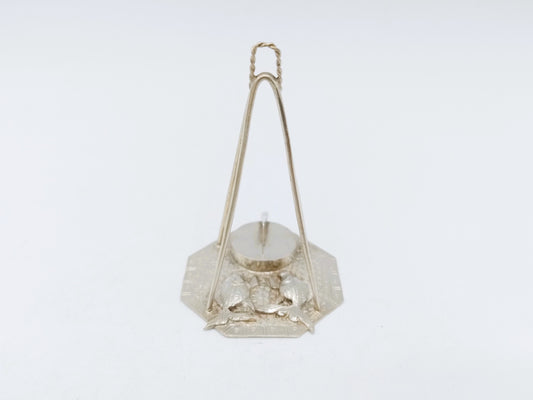 Zilveren miniatuur, werkplateau met hakblok en vissen, 19e eeuws