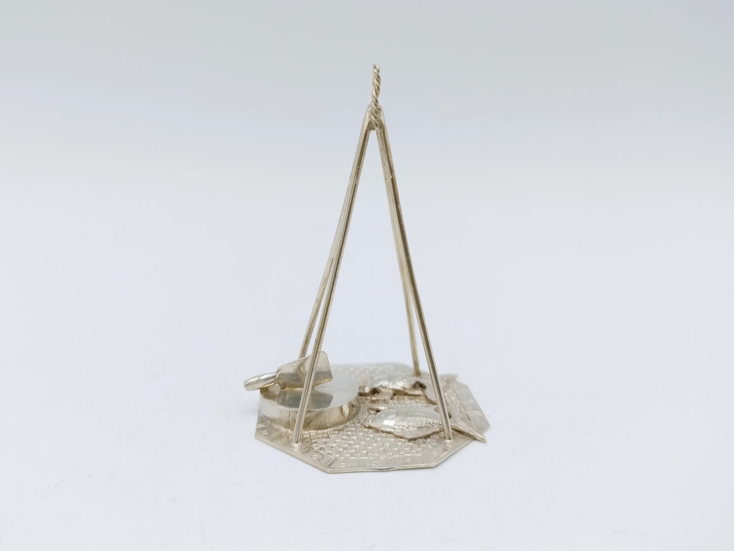 Zilveren miniatuur, werkplateau met hakblok en vissen, 19e eeuws