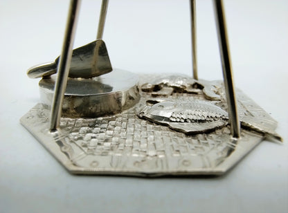 Zilveren miniatuur, werkplateau met hakblok en vissen, 19e eeuws