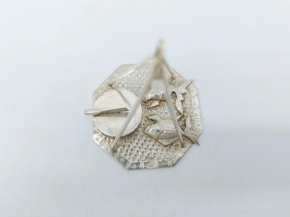 Zilveren miniatuur, werkplateau met hakblok en vissen, 19e eeuws