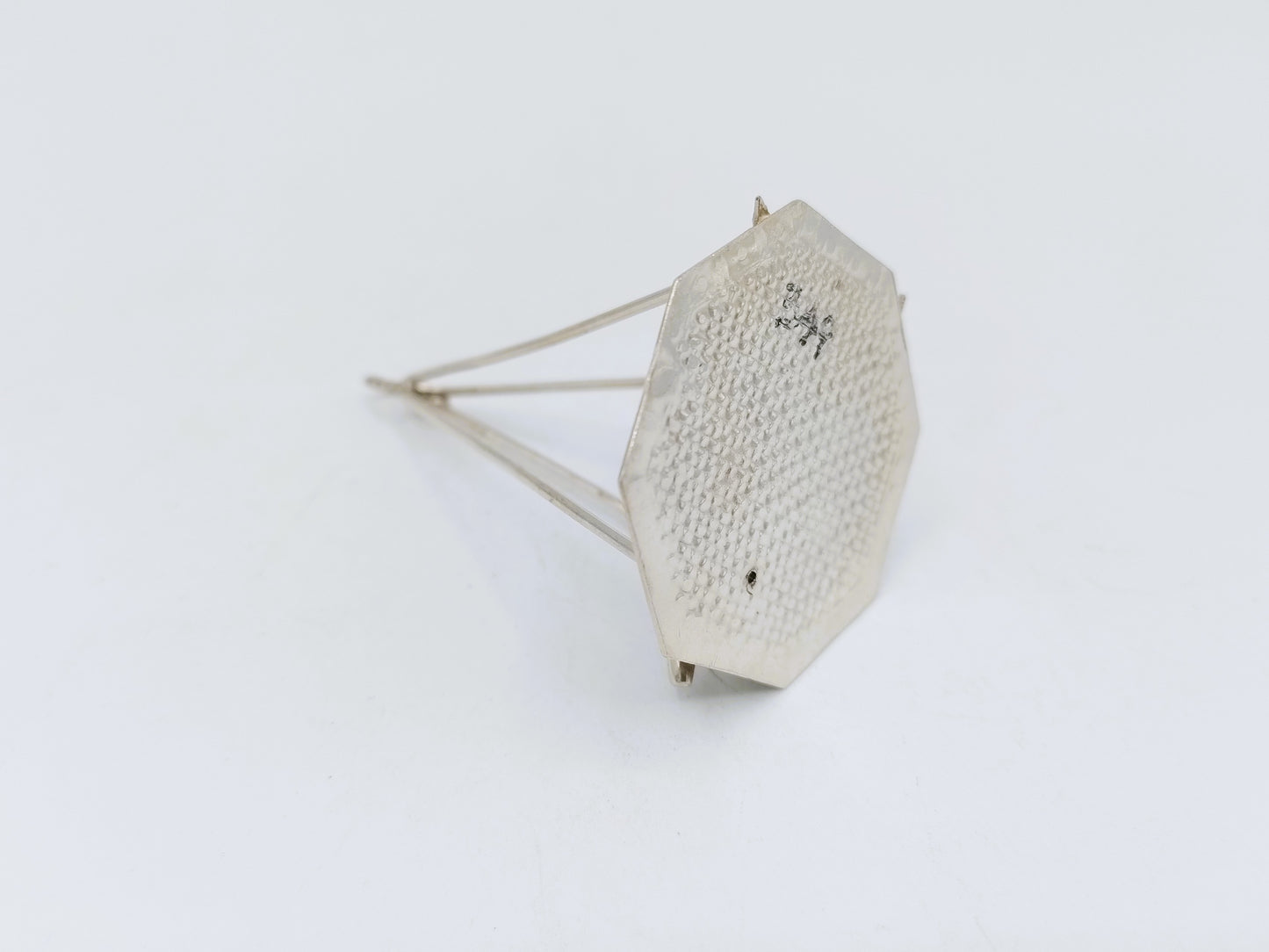 Zilveren miniatuur, werkplateau met hakblok en vissen, 19e eeuws