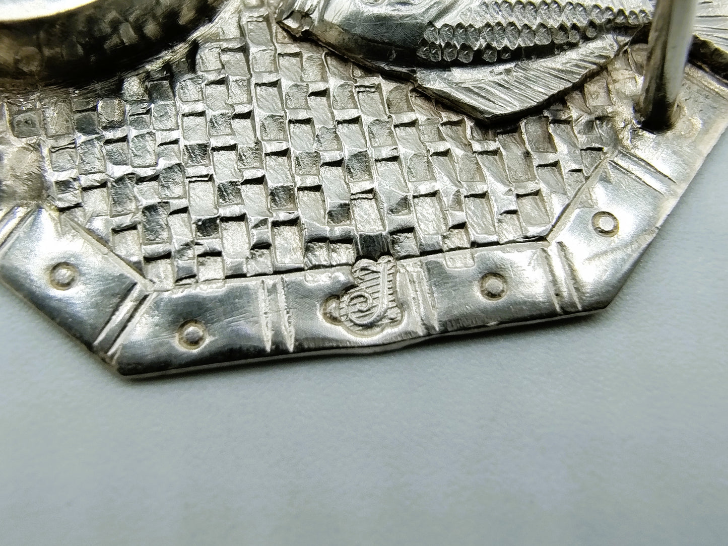 Zilveren miniatuur, werkplateau met hakblok en vissen, 19e eeuws