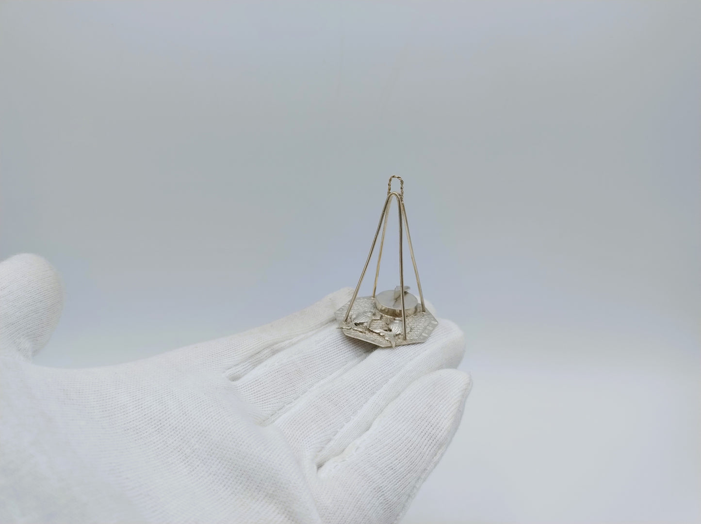 Zilveren miniatuur, werkplateau met hakblok en vissen, 19e eeuws