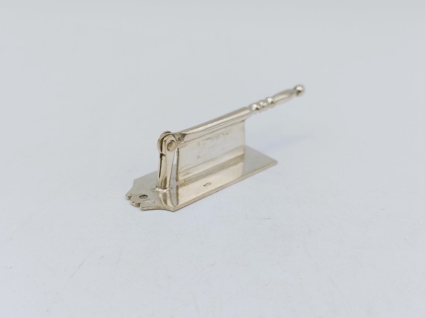 Zilveren miniatuur, hakmes met snijplank, J. van Straten, Hoorn, ca. 1920