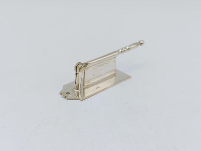 Zilveren miniatuur, hakmes met snijplank, J. van Straten, Hoorn, ca. 1920