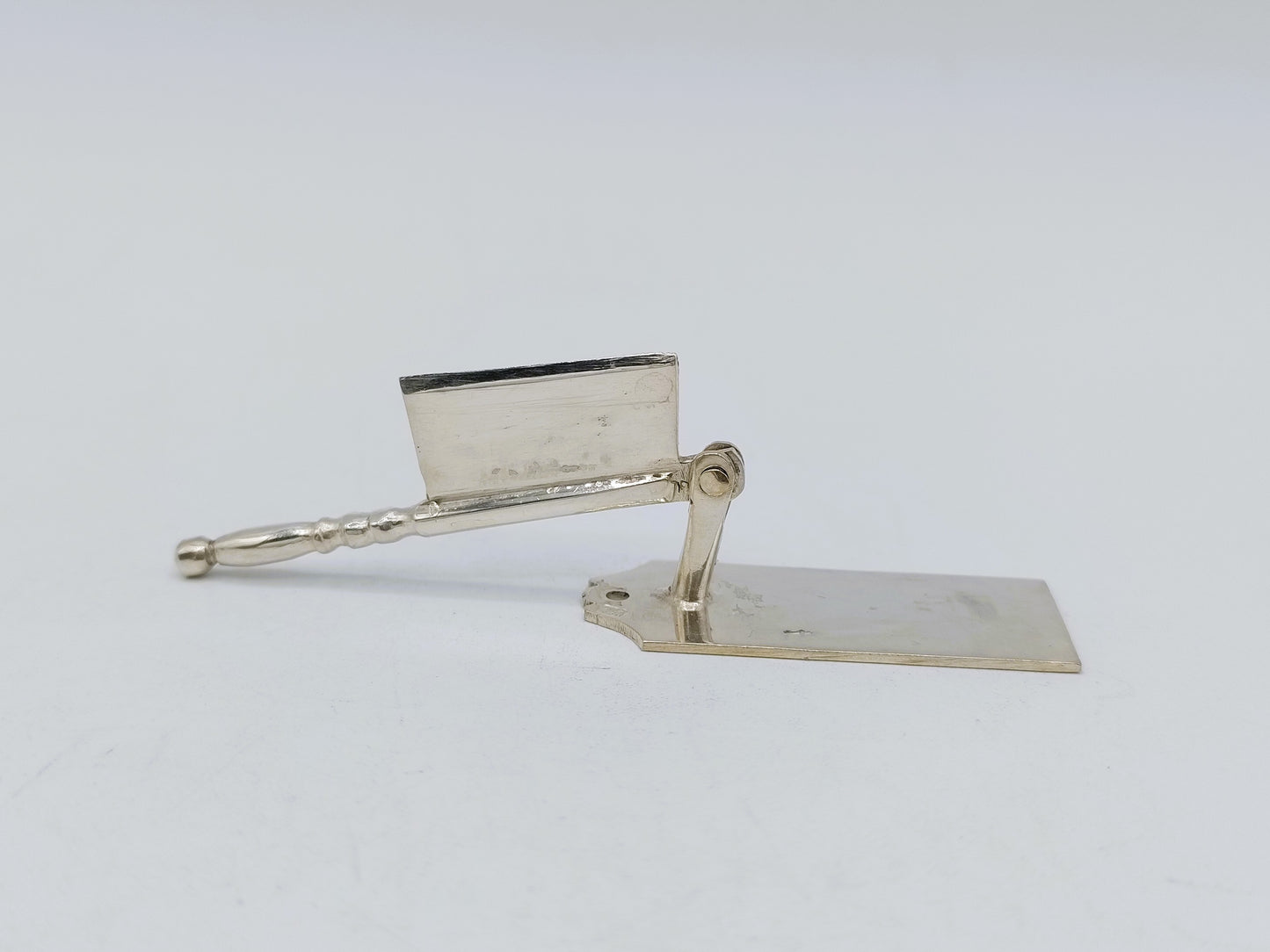 Zilveren miniatuur, hakmes met snijplank, J. van Straten, Hoorn, ca. 1920