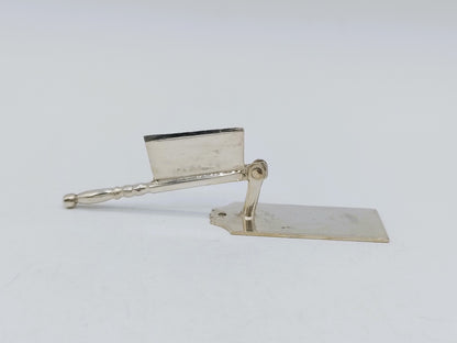 Zilveren miniatuur, hakmes met snijplank, J. van Straten, Hoorn, ca. 1920