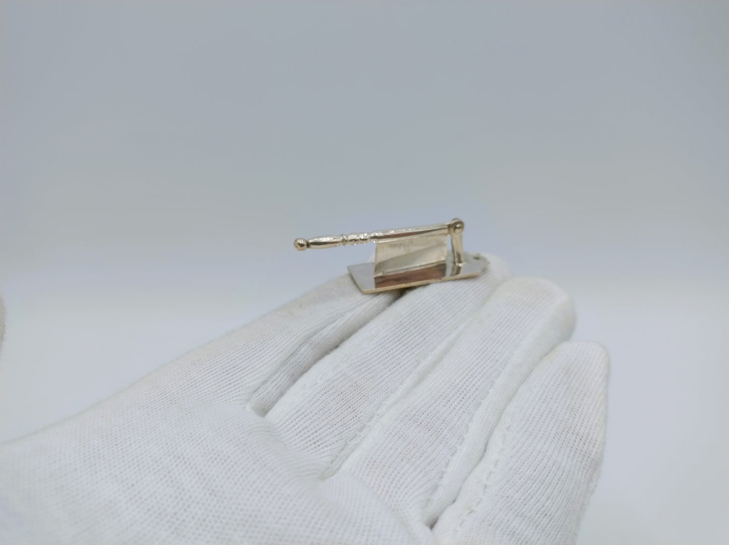 Zilveren miniatuur, hakmes met snijplank, J. van Straten, Hoorn, ca. 1920