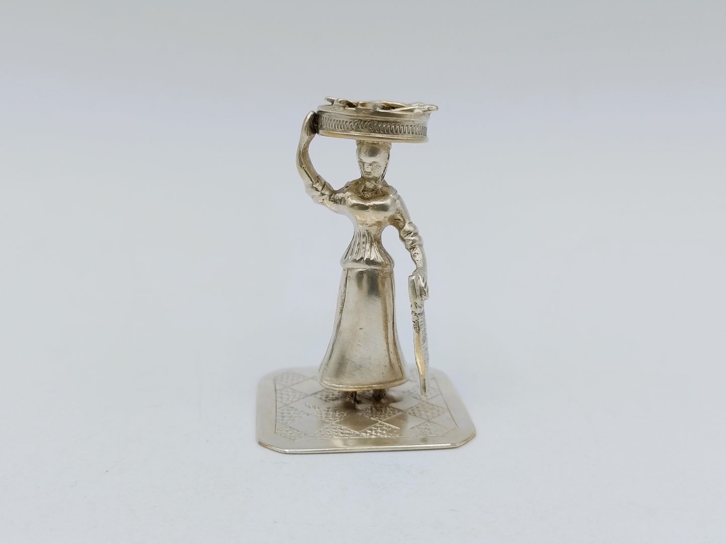 Zilveren miniatuur, vrouw met vismand, J.S. Zwanenburg & Zn, Sneek, 19e eeuws