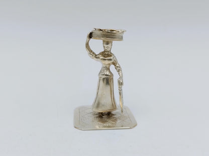 Zilveren miniatuur, vrouw met vismand, J.S. Zwanenburg & Zn, Sneek, 19e eeuws