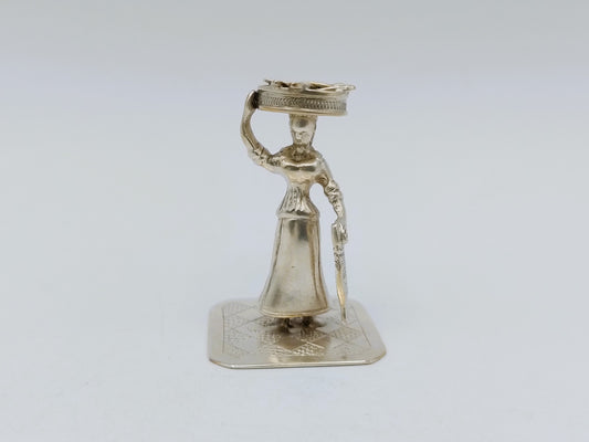 Zilveren miniatuur, vrouw met vismand, J.S. Zwanenburg & Zn, Sneek, 19e eeuws