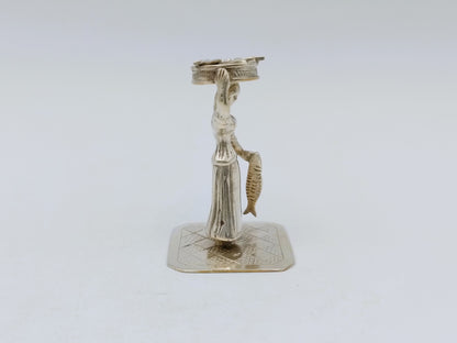 Zilveren miniatuur, vrouw met vismand, J.S. Zwanenburg & Zn, Sneek, 19e eeuws