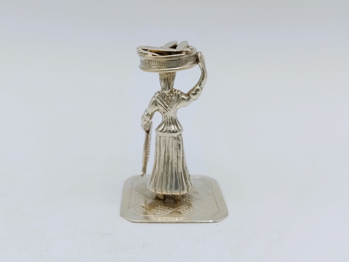 Zilveren miniatuur, vrouw met vismand, J.S. Zwanenburg & Zn, Sneek, 19e eeuws