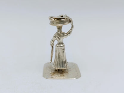 Zilveren miniatuur, vrouw met vismand, J.S. Zwanenburg & Zn, Sneek, 19e eeuws