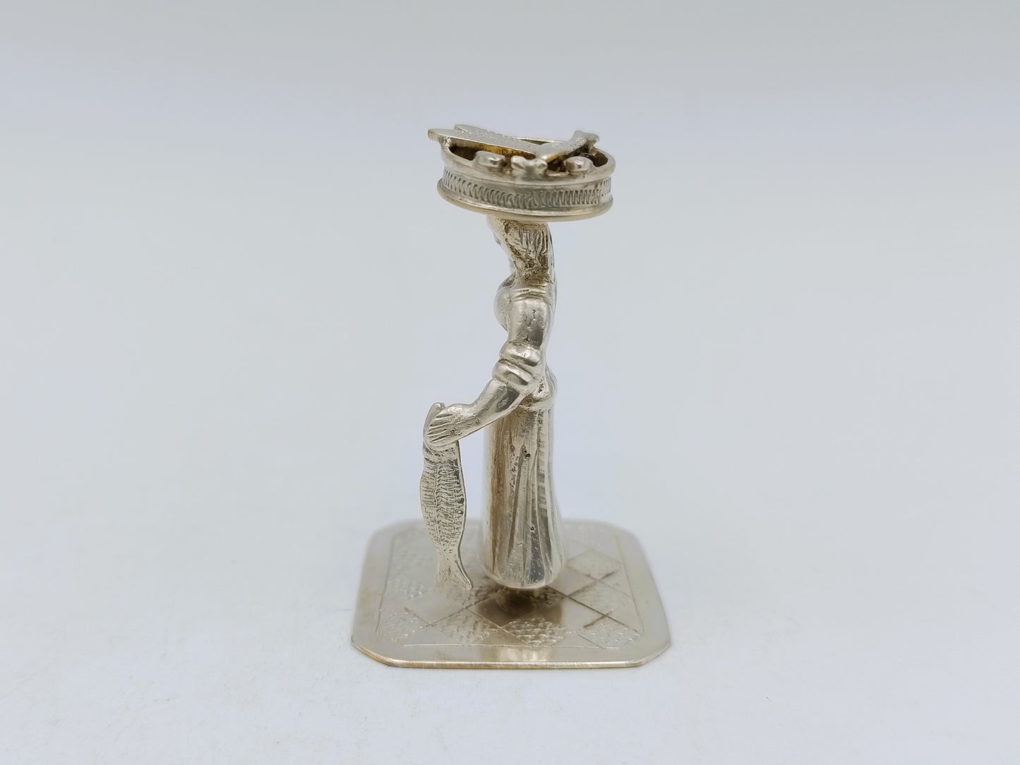 Zilveren miniatuur, vrouw met vismand, J.S. Zwanenburg & Zn, Sneek, 19e eeuws