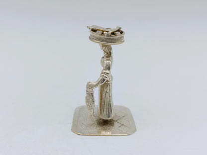 Zilveren miniatuur, vrouw met vismand, J.S. Zwanenburg & Zn, Sneek, 19e eeuws