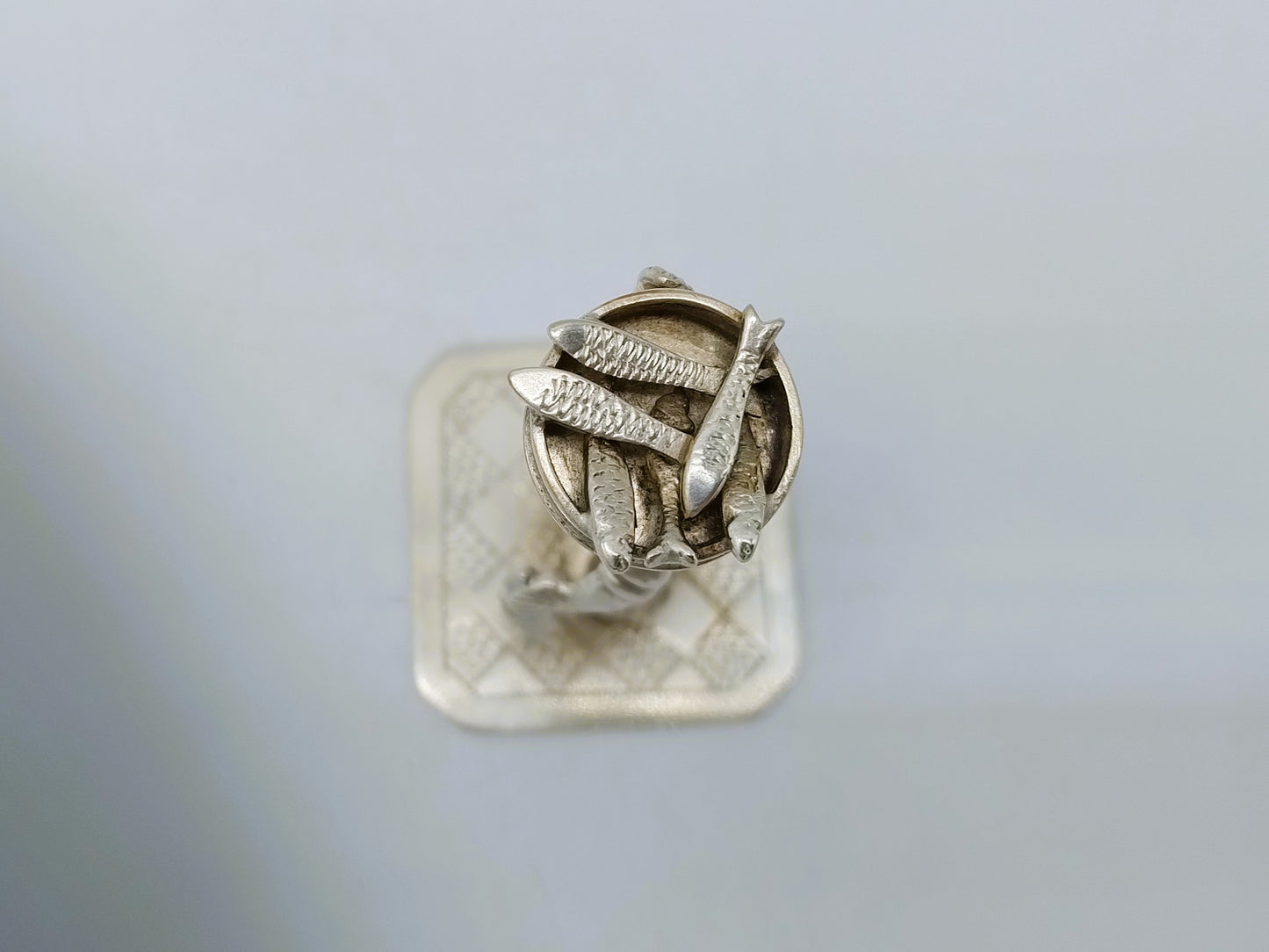 Zilveren miniatuur, vrouw met vismand, J.S. Zwanenburg & Zn, Sneek, 19e eeuws