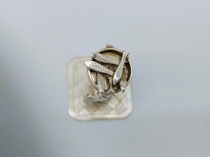 Zilveren miniatuur, vrouw met vismand, J.S. Zwanenburg & Zn, Sneek, 19e eeuws