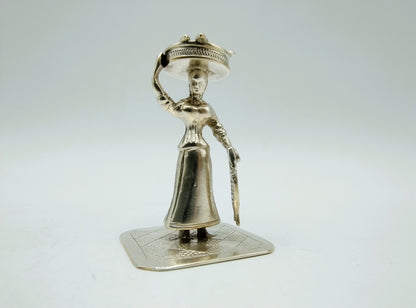 Zilveren miniatuur, vrouw met vismand, J.S. Zwanenburg & Zn, Sneek, 19e eeuws