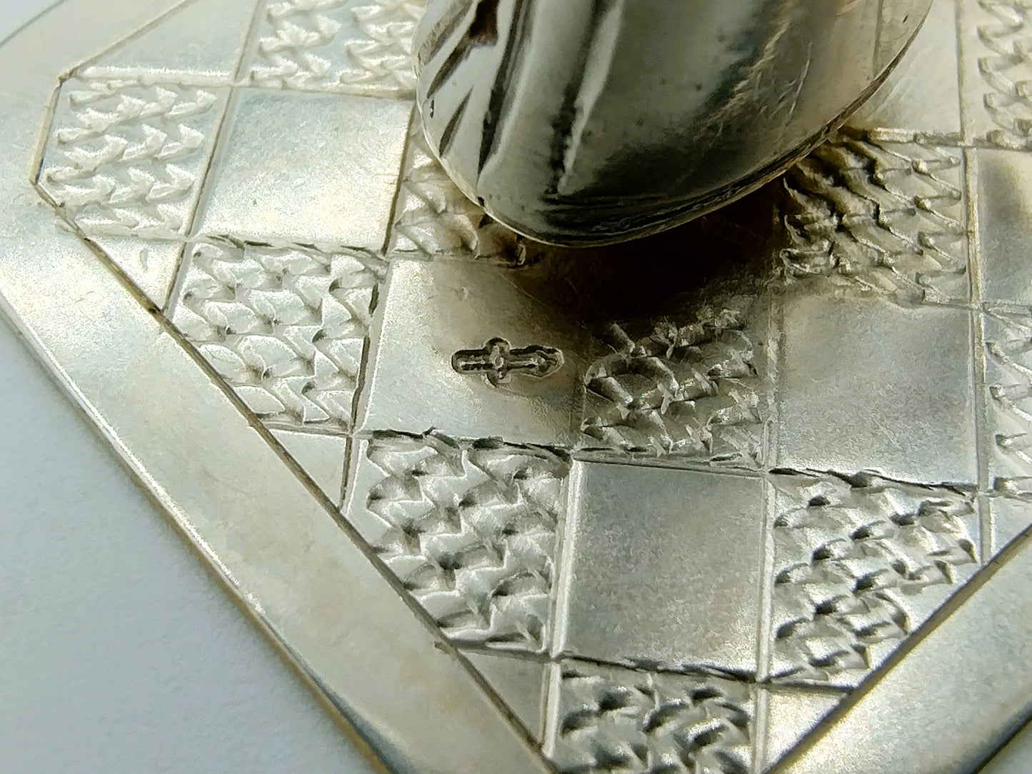 Zilveren miniatuur, vrouw met vismand, J.S. Zwanenburg & Zn, Sneek, 19e eeuws