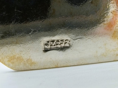 Zilveren miniatuur, vrouw met vismand, J.S. Zwanenburg & Zn, Sneek, 19e eeuws