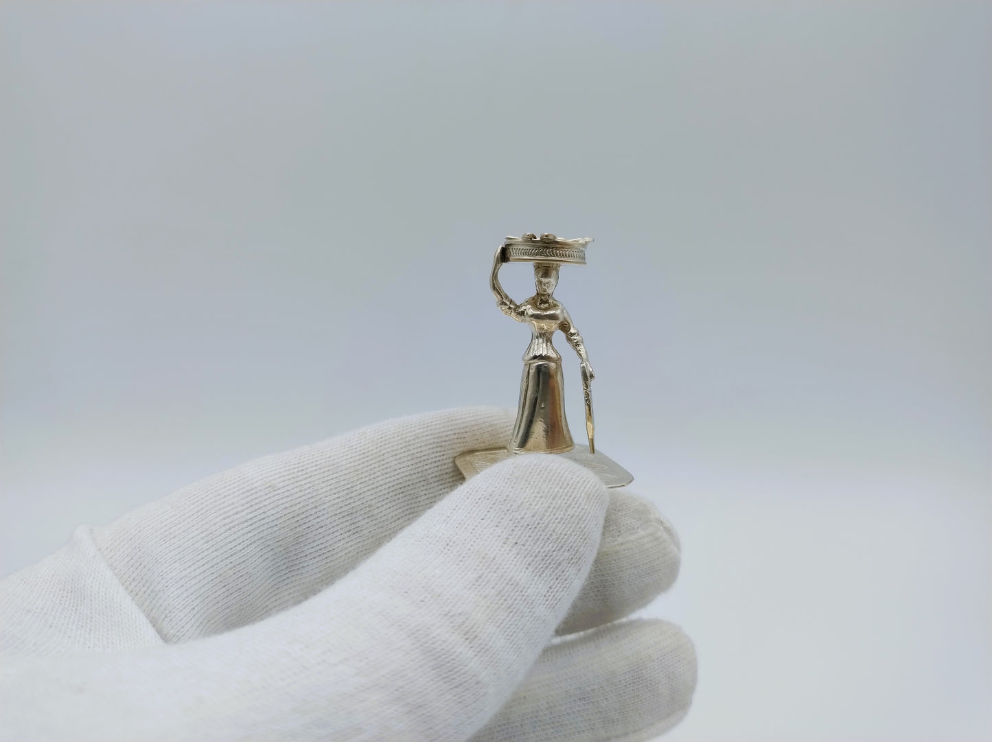 Zilveren miniatuur, vrouw met vismand, J.S. Zwanenburg & Zn, Sneek, 19e eeuws