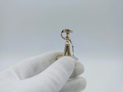 Zilveren miniatuur, vrouw met vismand, J.S. Zwanenburg & Zn, Sneek, 19e eeuws