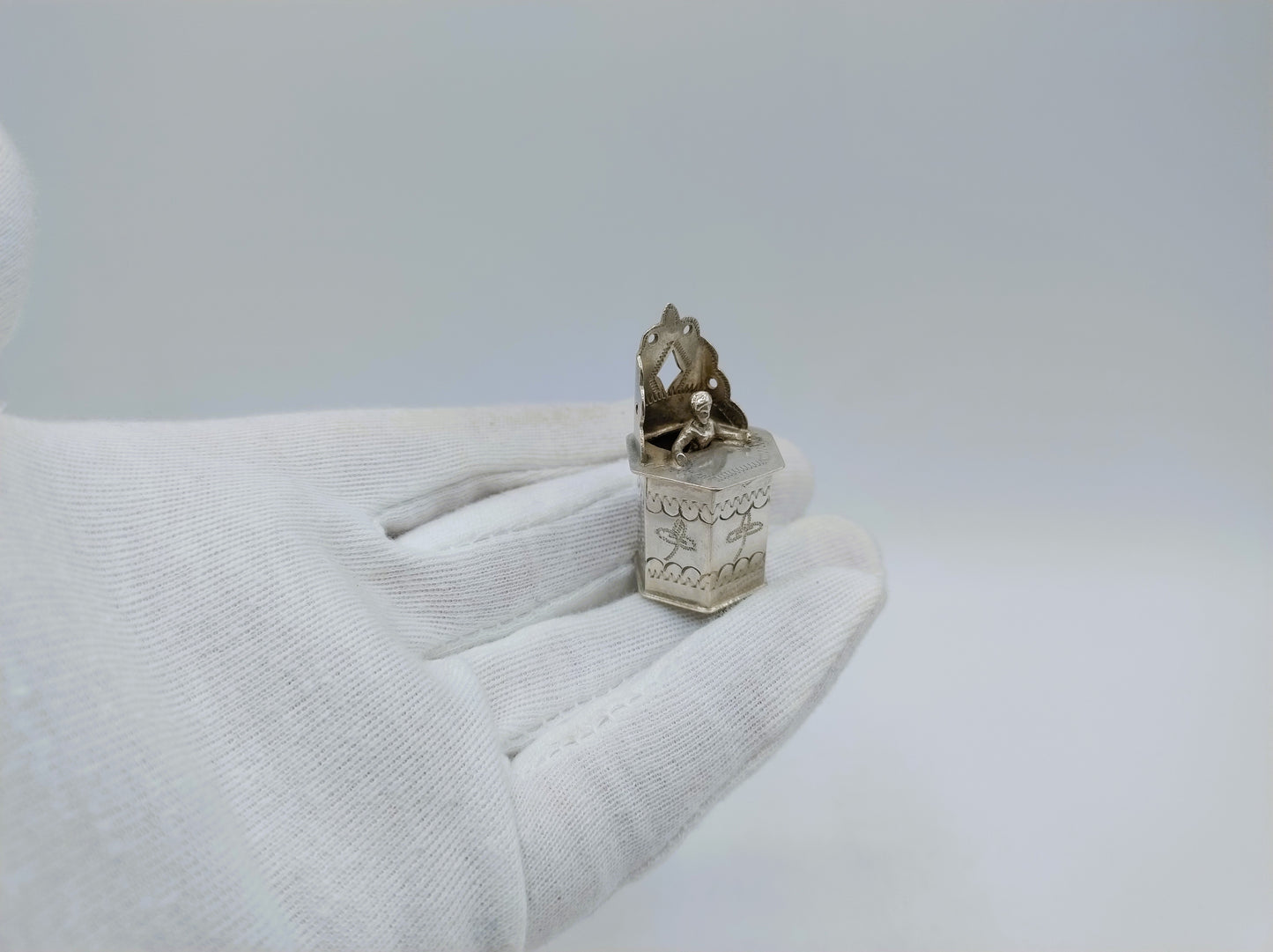 Zilveren miniatuur kinderstoel, A.F. Westerwaal, Amsterdam, ca. 1910