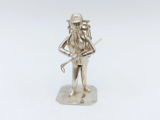 Zilveren miniatuur man met korf, J. Held, Amsterdam, ca. 1870