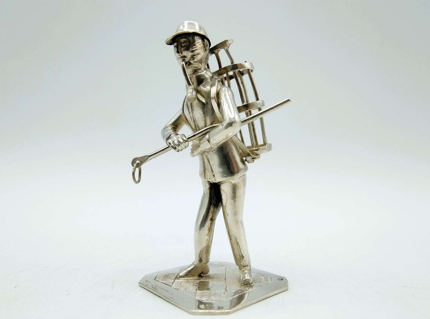 Silver miniature man with basket, J. Held, Amsterdam, ca. 1870