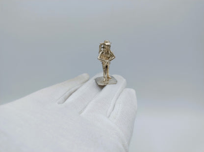 Silver miniature man with basket, J. Held, Amsterdam, ca. 1870