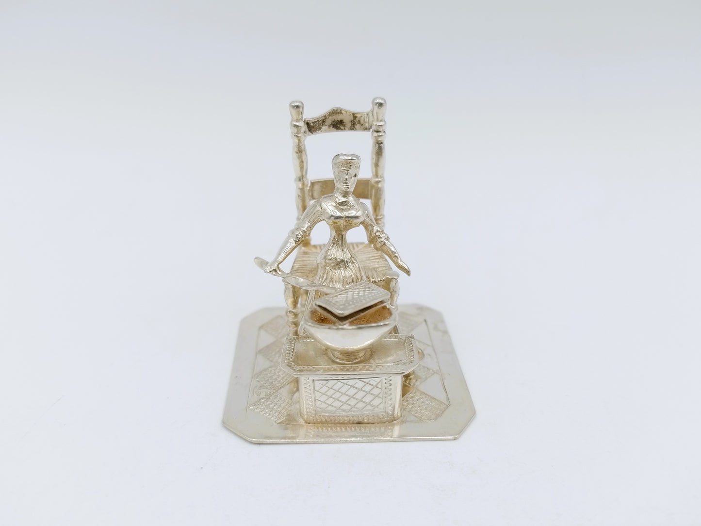 Zilveren miniatuur vrouw met wafelijzer, Y.T.H. van Erp, Leeuwarden, 19e eeuws