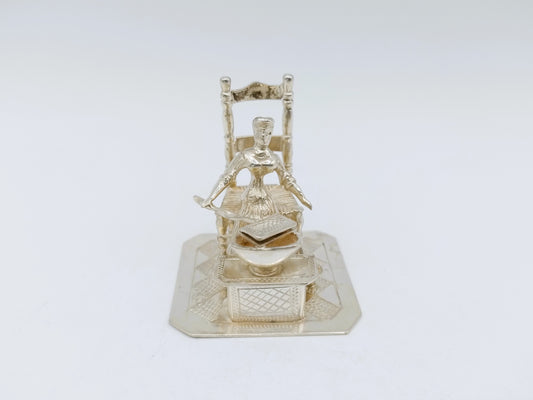 Zilveren miniatuur vrouw met wafelijzer, Y.T.H. van Erp, Leeuwarden, 19e eeuws