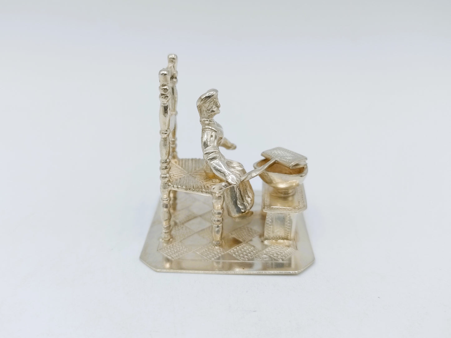 Zilveren miniatuur vrouw met wafelijzer, Y.T.H. van Erp, Leeuwarden, 19e eeuws