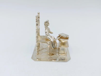Zilveren miniatuur vrouw met wafelijzer, Y.T.H. van Erp, Leeuwarden, 19e eeuws
