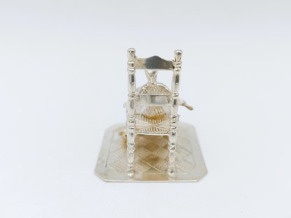 Zilveren miniatuur vrouw met wafelijzer, Y.T.H. van Erp, Leeuwarden, 19e eeuws