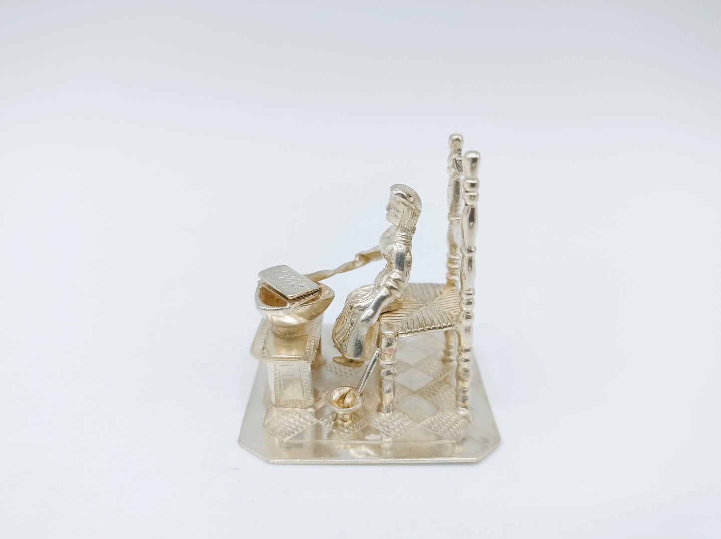 Zilveren miniatuur vrouw met wafelijzer, Y.T.H. van Erp, Leeuwarden, 19e eeuws