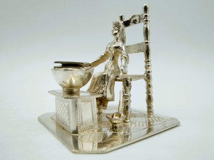 Zilveren miniatuur vrouw met wafelijzer, Y.T.H. van Erp, Leeuwarden, 19e eeuws