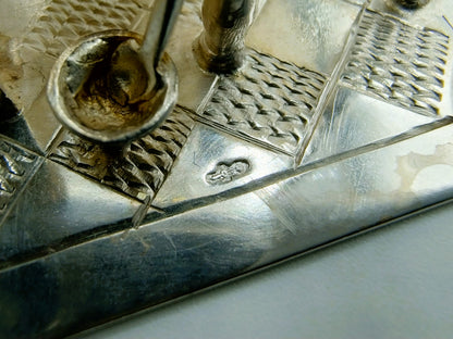 Zilveren miniatuur vrouw met wafelijzer, Y.T.H. van Erp, Leeuwarden, 19e eeuws