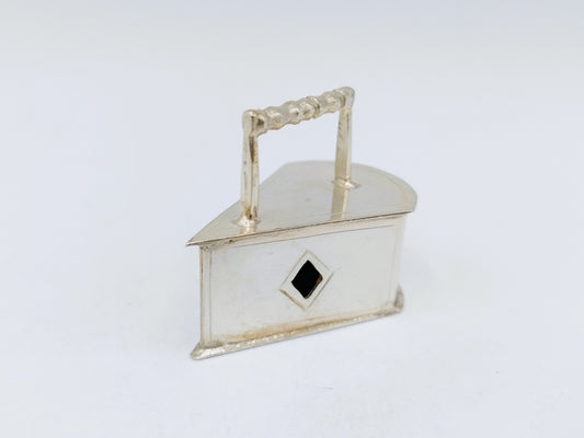 Zilveren miniatuur strijkijzer, B. Verhoogt, Hoorn, ca. 1930