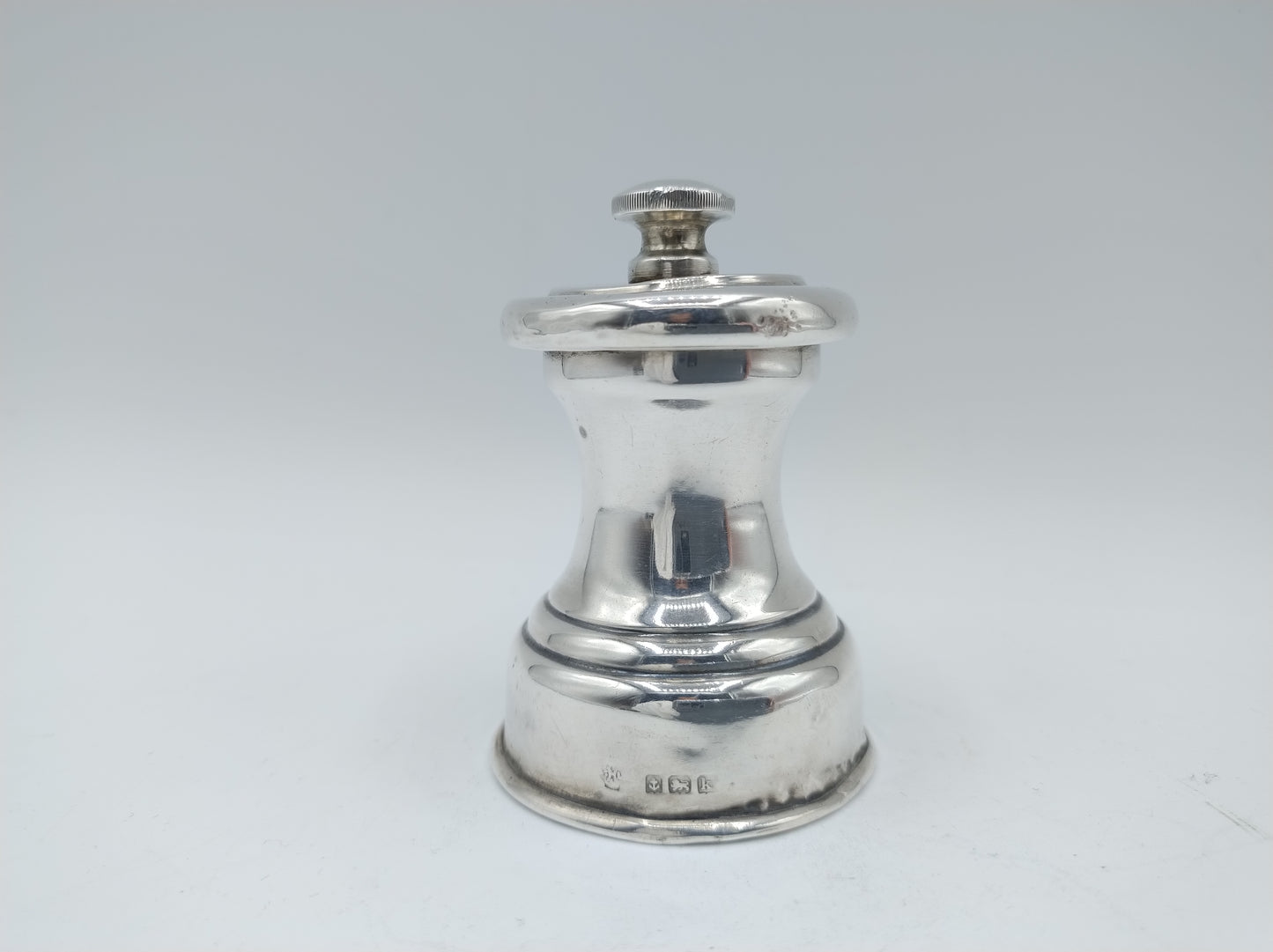 Silver pepper mill, W. Hutton & Sons Ltd, Birmingham, 1909