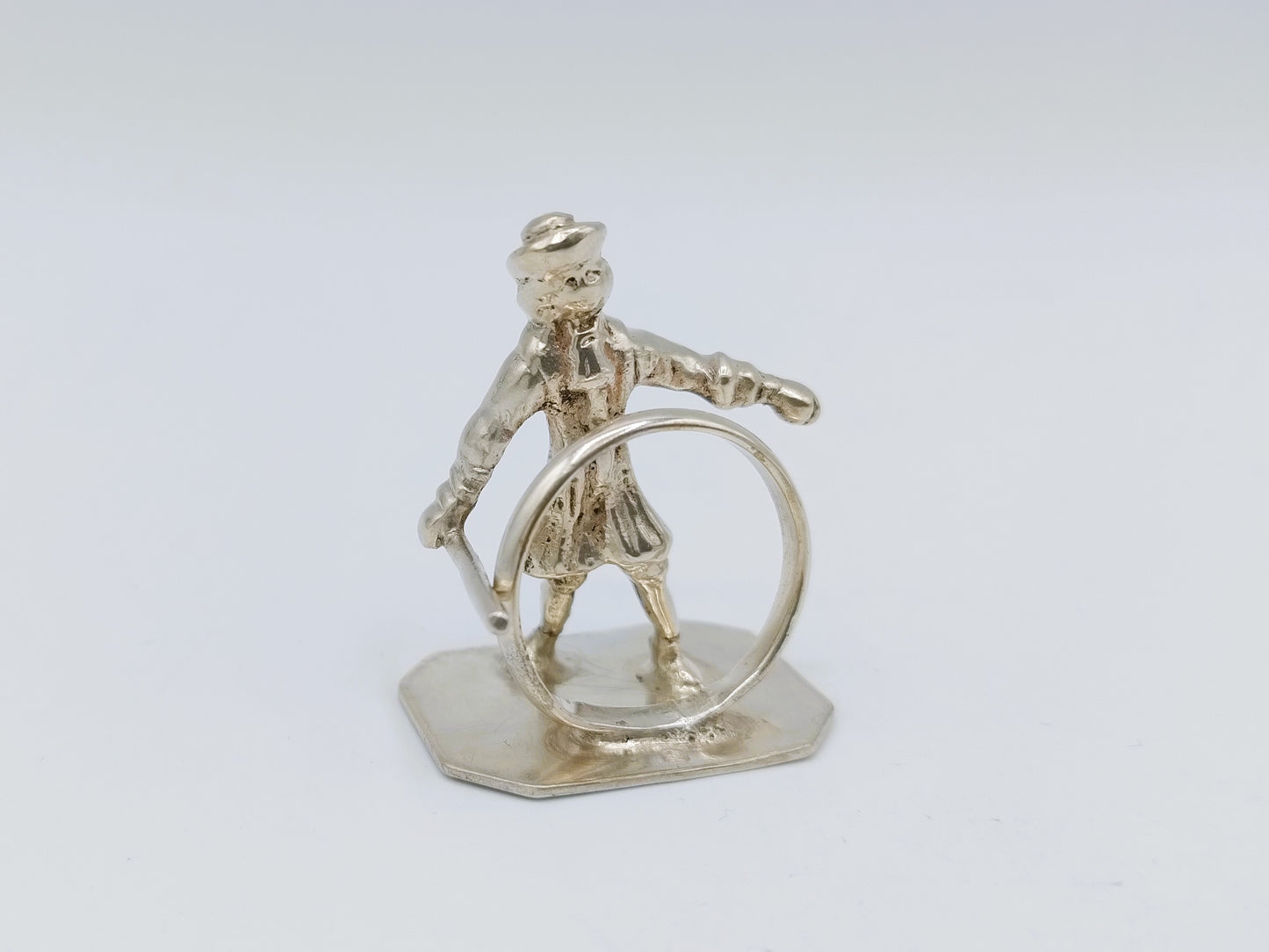 Zilveren miniatuur jongen met hoepel, F. van Strant I, Amsterdam, ca. 1720