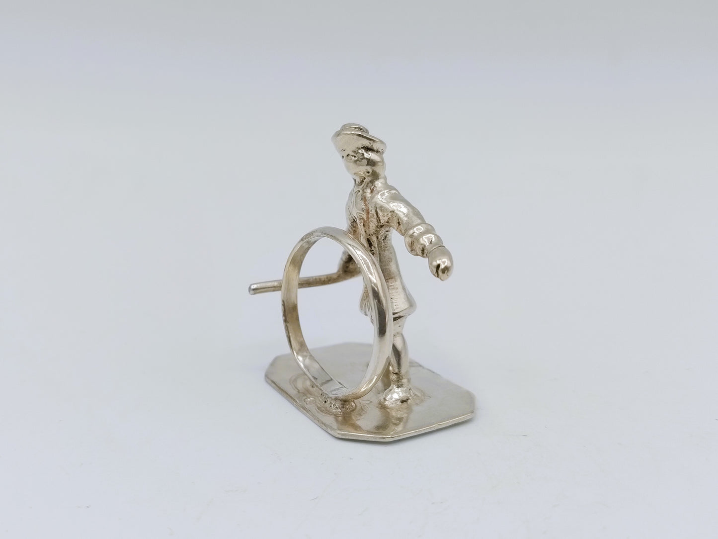 Zilveren miniatuur jongen met hoepel, F. van Strant I, Amsterdam, ca. 1720