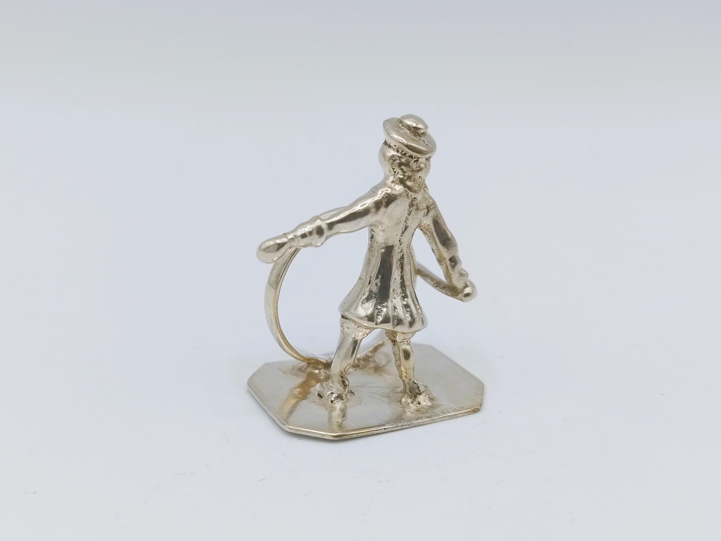 Zilveren miniatuur jongen met hoepel, F. van Strant I, Amsterdam, ca. 1720