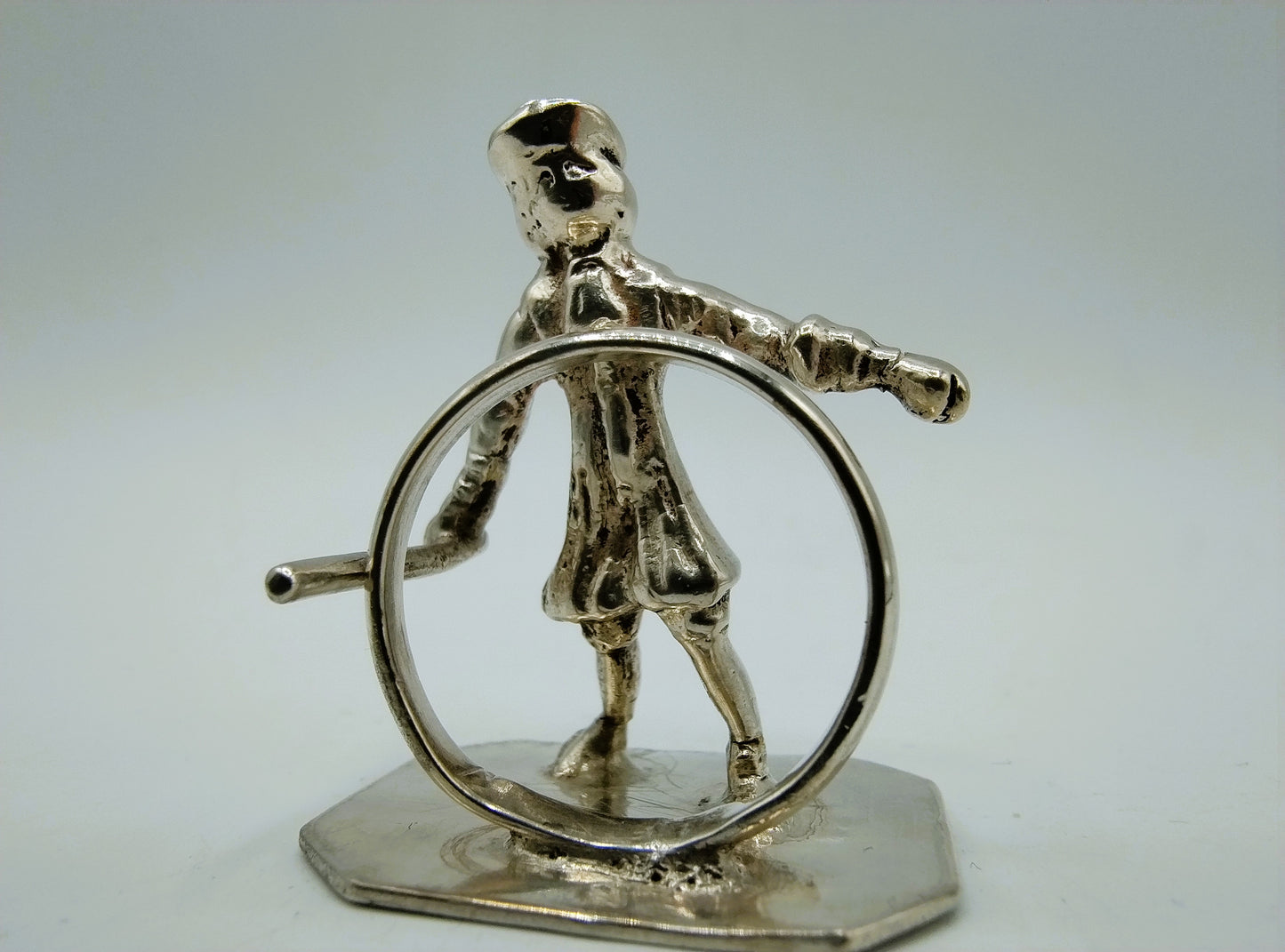Zilveren miniatuur jongen met hoepel, F. van Strant I, Amsterdam, ca. 1720