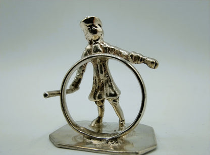 Zilveren miniatuur jongen met hoepel, F. van Strant I, Amsterdam, ca. 1720